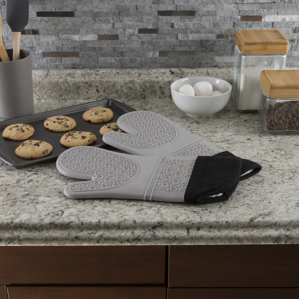 Silicone Oven Mits Extra Long Professional Quality Heat Resistant with Quilted Lining and 2-sided Textured Grip 1 pair Image 2