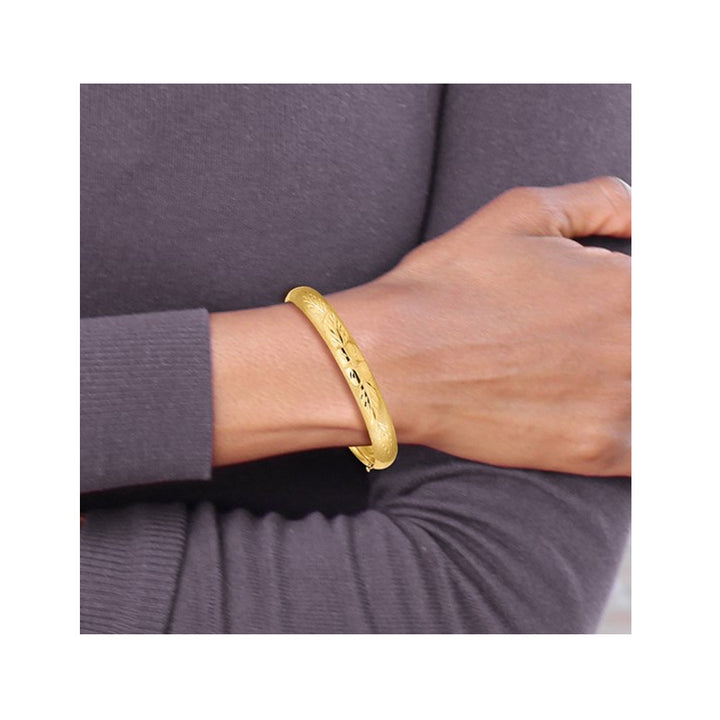 14K Yellow Gold Florentine Engraved Hinged Bangle Bracelet (8.00 mm) Image 4