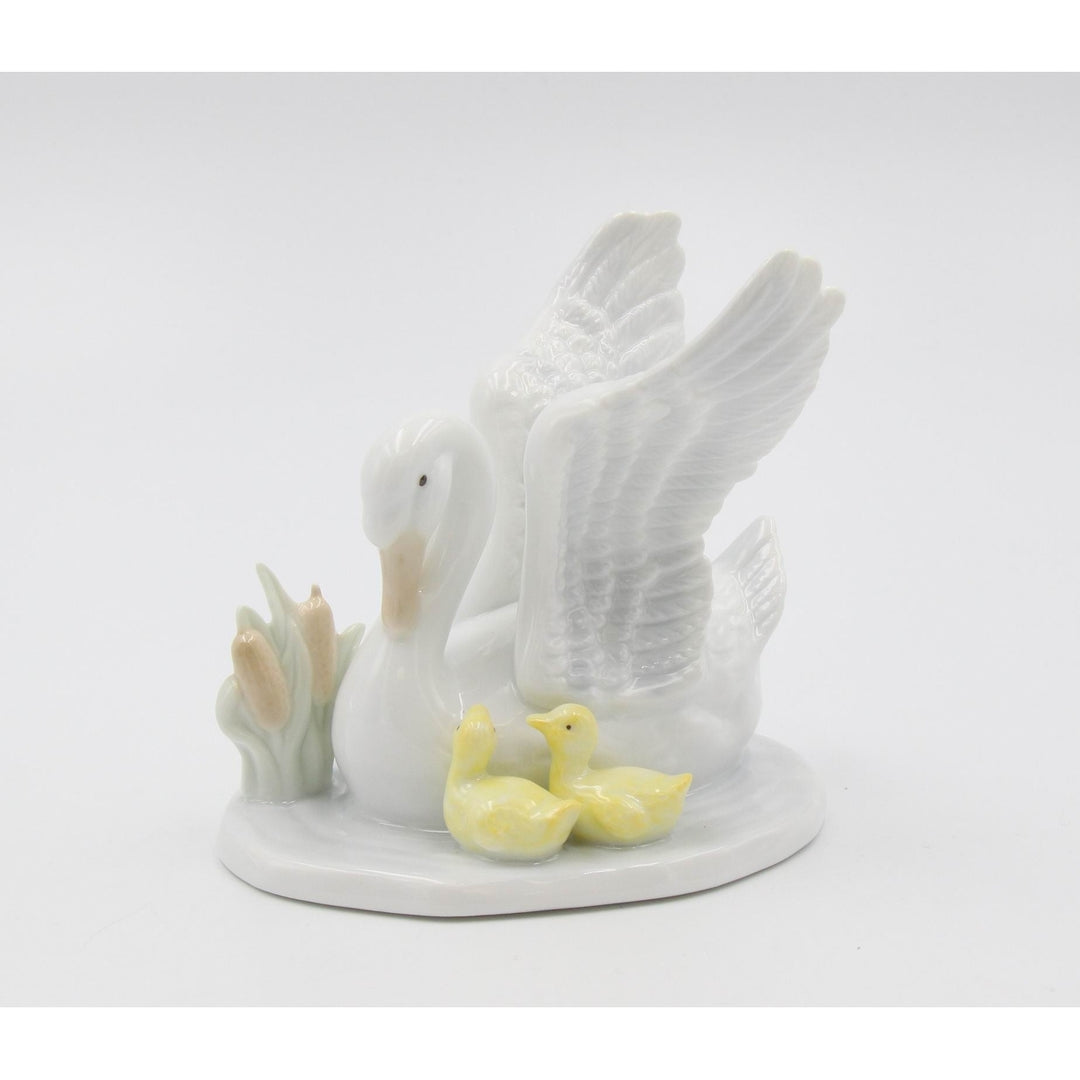 Ceramic Swan With Babies FigurineHome DcorMomFarmhouse Dcor, Image 3