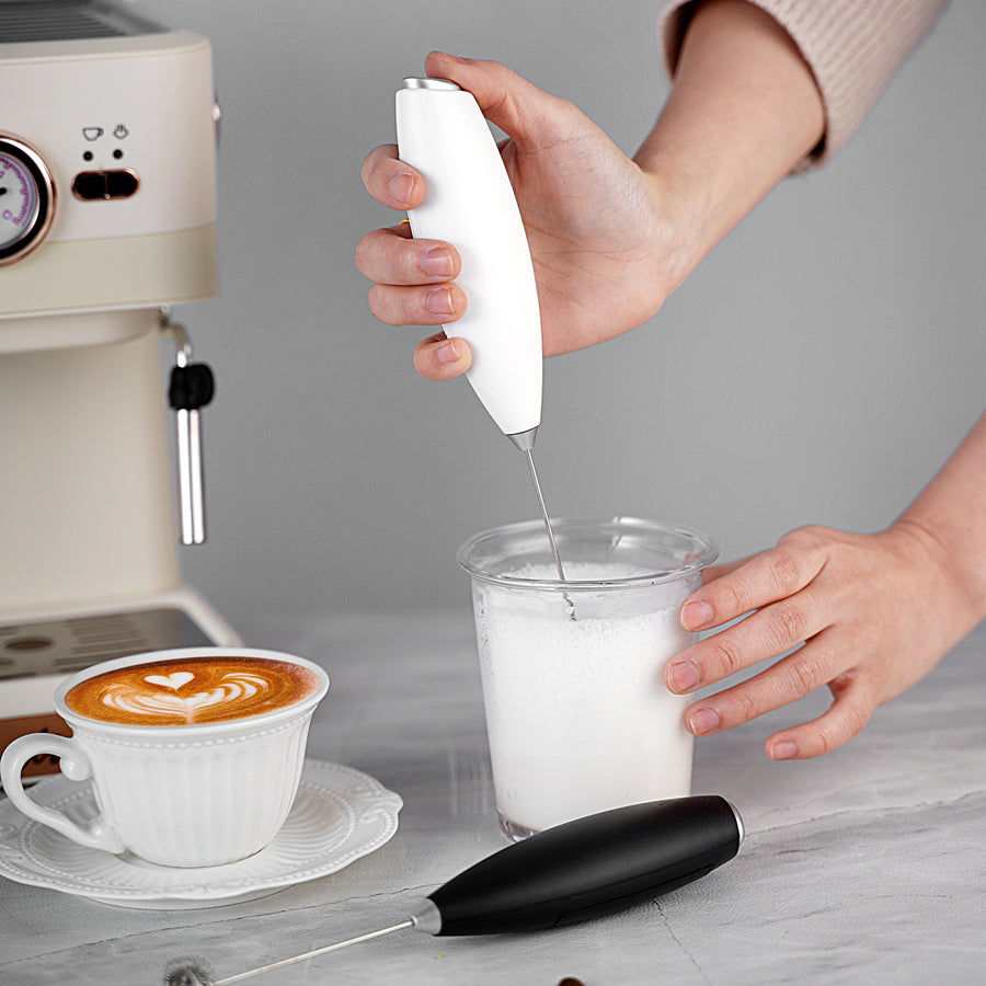 Electric mini milk frother Image 1