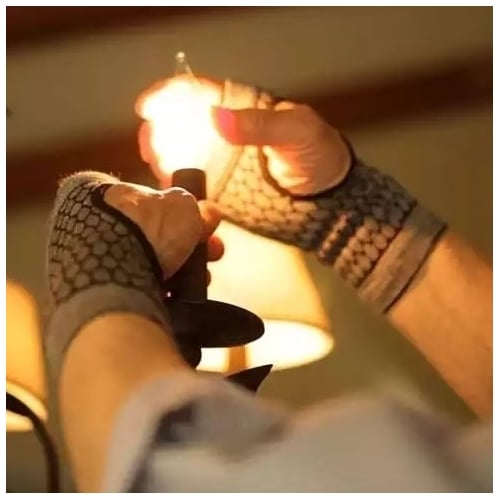 Self-Warming Carpal Support for Natural Relief Image 3