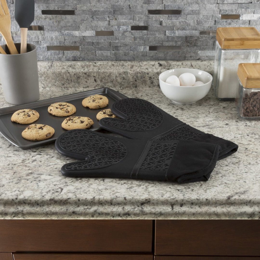 Silicone Oven Mits Extra Long Professional Quality Heat Resistant with Quilted Lining and 2-sided Textured Grip 1 pair Image 2