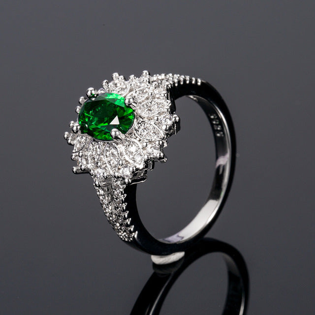 Exquisite flower shaped emerald Artificial zircon ring Image 3