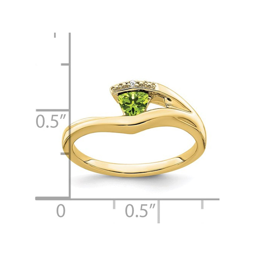 1/4 Carat (ctw) Trillion-Cut Solitaire Peridot Ring in 14K Yellow Gold Image 2