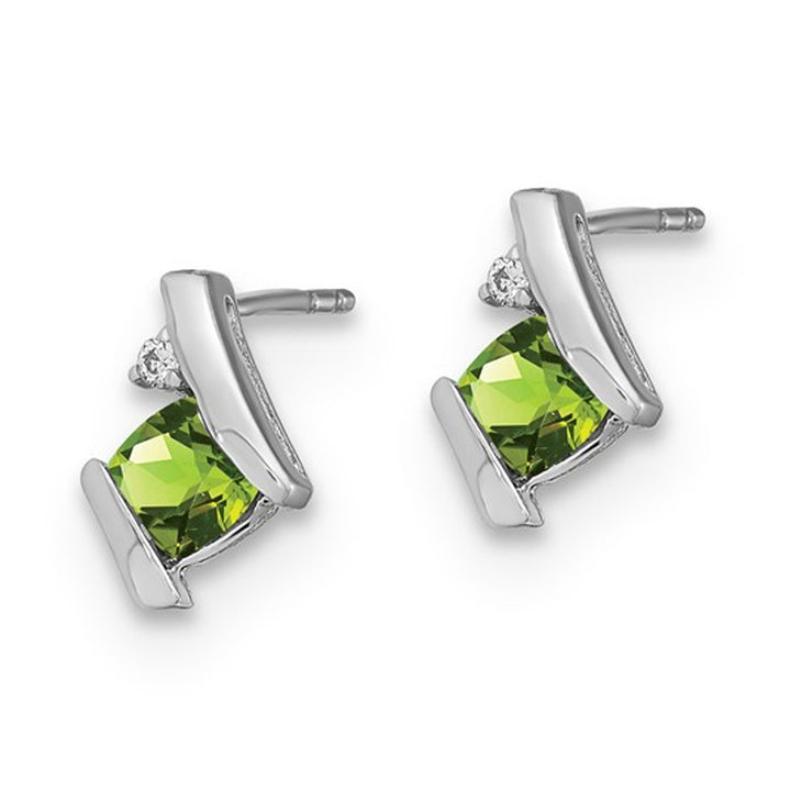 4/5 Carat (ctw) Peridot Stud Earrings in Sterling Silver (4mm) Image 2