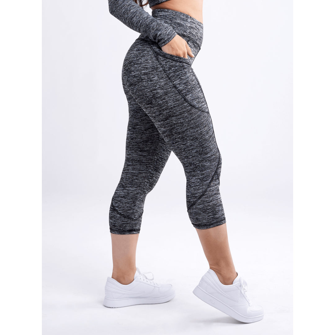 Mid-Rise Capri Fitness Leggings with Side Pockets Image 1