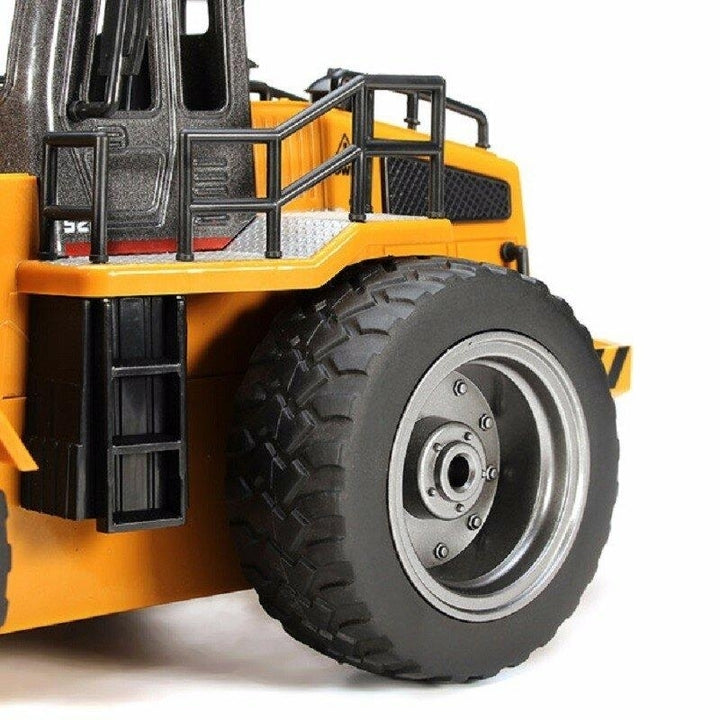 Six Channel 1,18RC Metal Bulldozer Charging RC Car Image 7