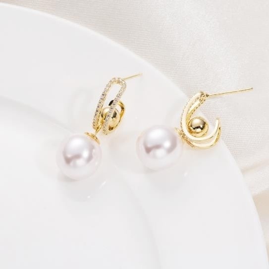 A light and luxurious S925 silver needle accessory with pearl earrings Image 2