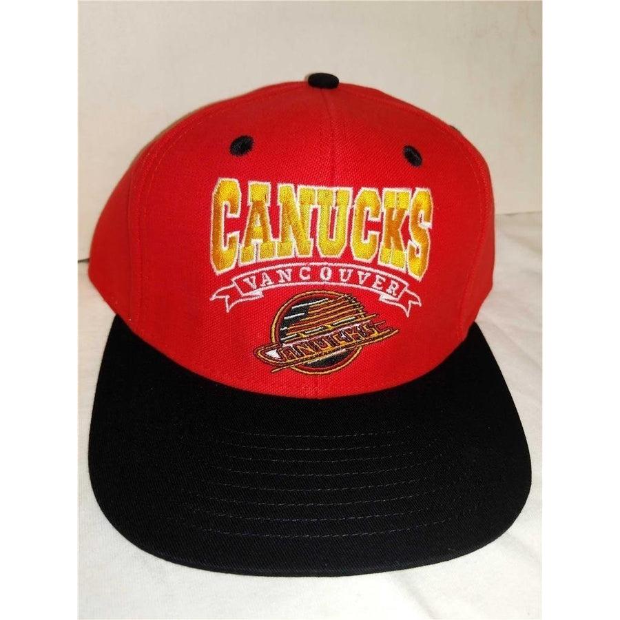 Vancouver Canucks Mens OSFA Flatbrim Snapback Red Black Vintage Hockey Hat Image 1