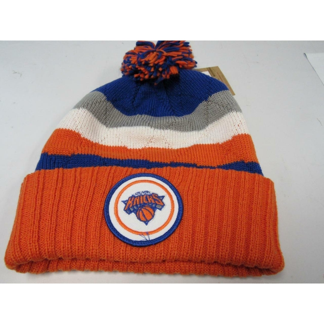 York Knicks Mens OSFA Mitchell and Ness Hi Five Cuffed Knit Pom Beanie 25 Image 2