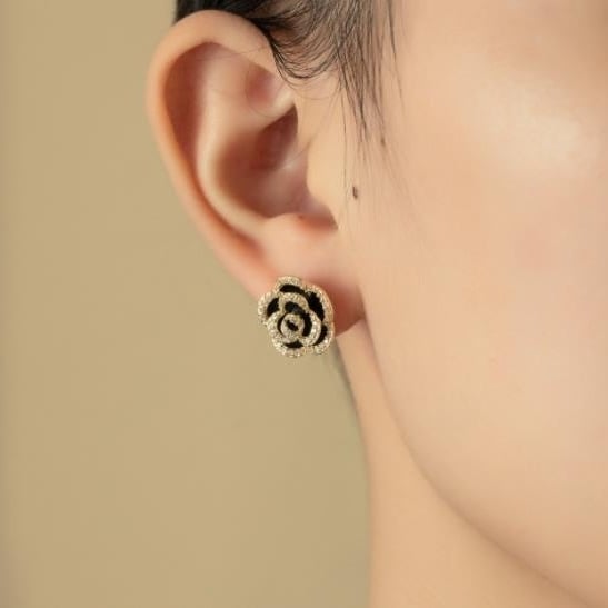 Black stereoscopic camellia earrings Fashion light luxury elegant flower earrings 925 silver needle simple versatile Image 1