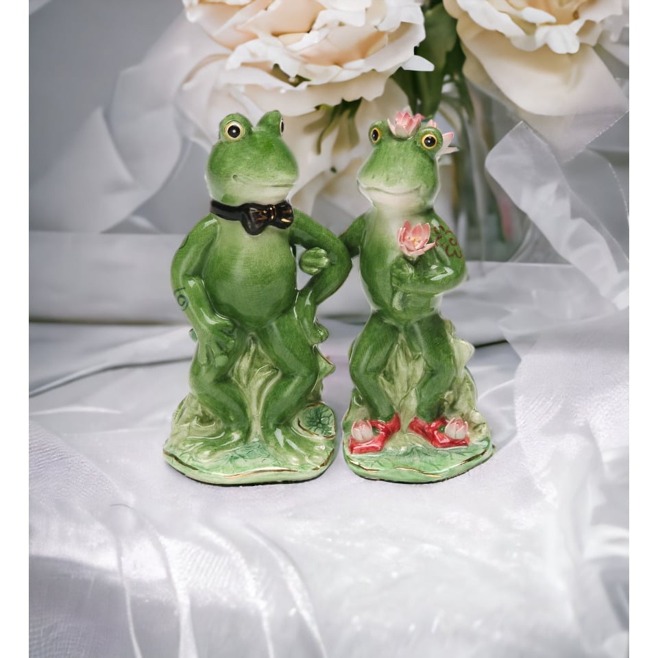 Ceramic Frog Couple Salt and Pepper Shakers 4.25 Inch Kitchen Image 1