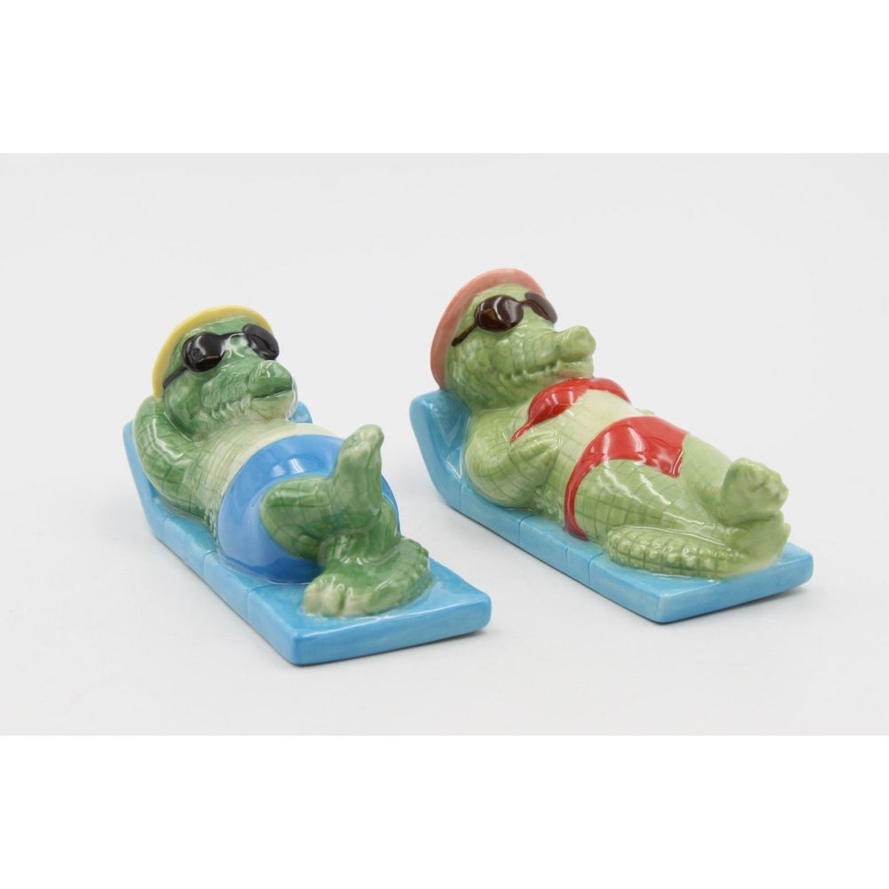 Kevins Gift Shoppe Ceramic Alligator Couple Bathing in the Sun Salt and Pepper Shakers Image 2