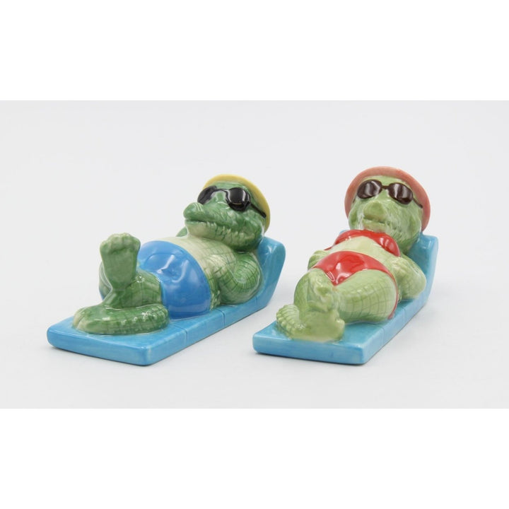 Kevins Gift Shoppe Ceramic Alligator Couple Bathing in the Sun Salt and Pepper Shakers Image 3