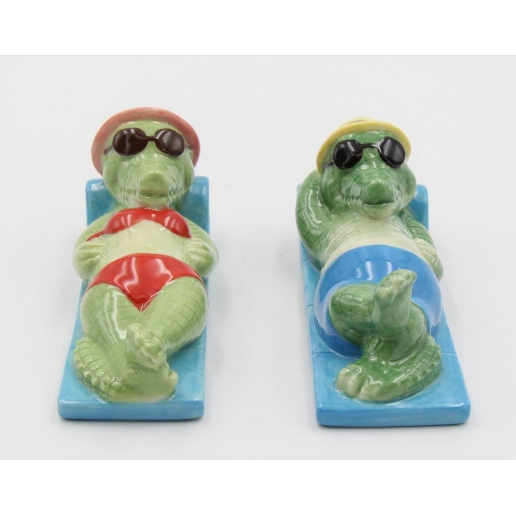 Kevins Gift Shoppe Ceramic Alligator Couple Bathing in the Sun Salt and Pepper Shakers Image 4