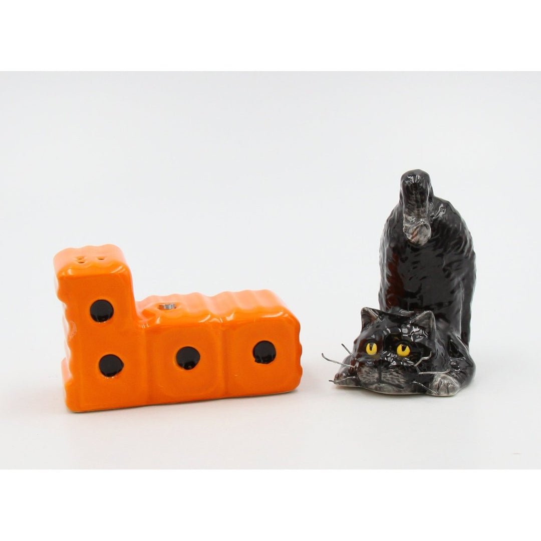 Ceramic Halloween Cat Salt and Pepper Shakers Magnetic Image 3