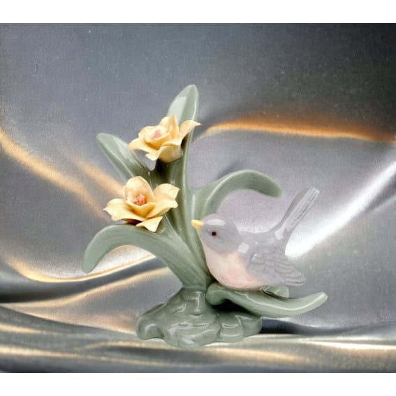 Ceramic Mini Robin Bird Figurine with Daffodil 3x2x2.5 Vintage Gift Image 1