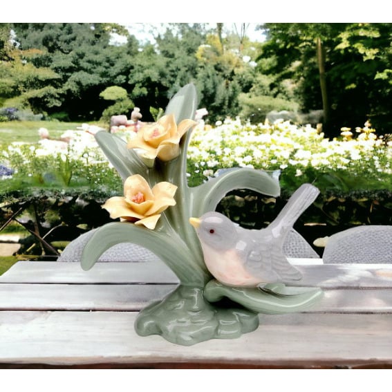 Ceramic Mini Robin Bird Figurine with Daffodil 3x2x2.5 Vintage Gift Image 2