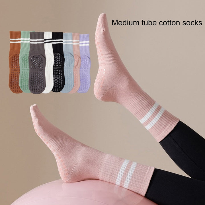 1 Pair Women Sports Socks Striped Elastic Breathable Knitted Anti-slip Sweat Absorption Cotton Image 1