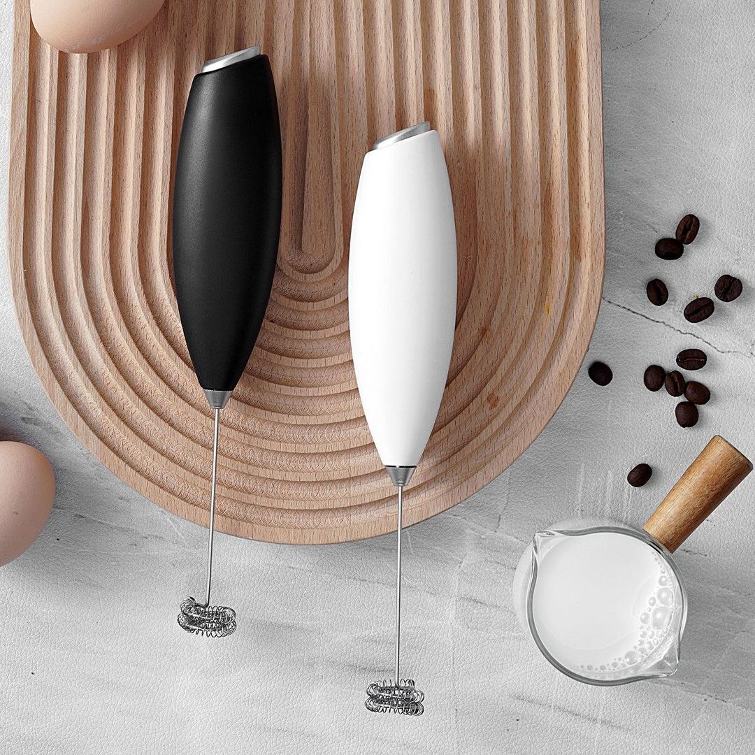 Electric mini milk frother Image 3