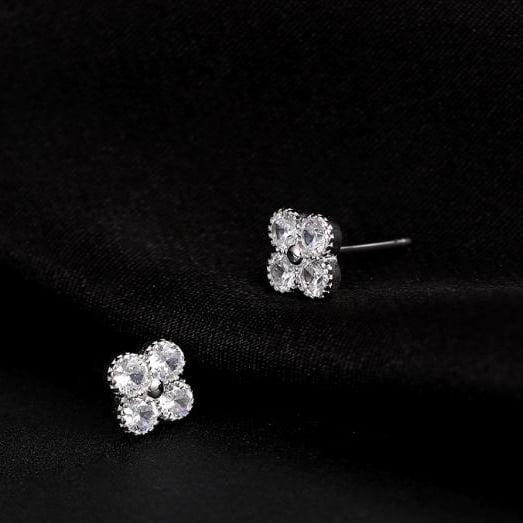 S925 Silver Clover Sparkling Diamond Earrings for Womens Summer Japanese and Korean Light Luxury High end Earrings Image 2