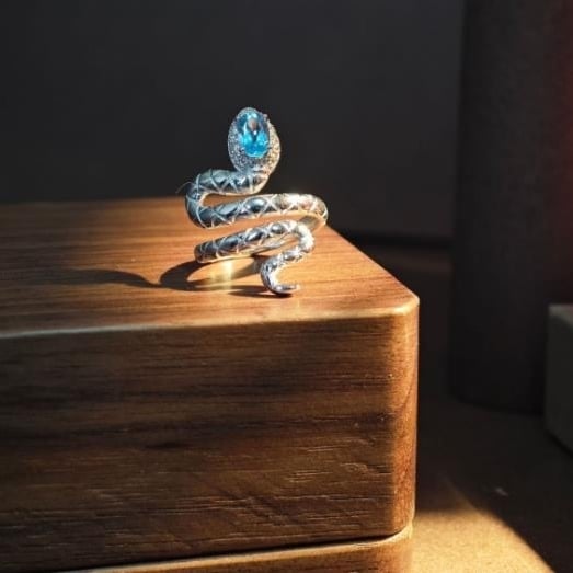 Whole body snake shaped silver topaz ring in Swiss blue with adjustable opening fashionable and simple Image 2