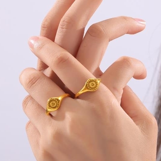 Small and niche cool style jewelry carved flower garlands surrounded by the sun design titanium steel gold-plated ring Image 2