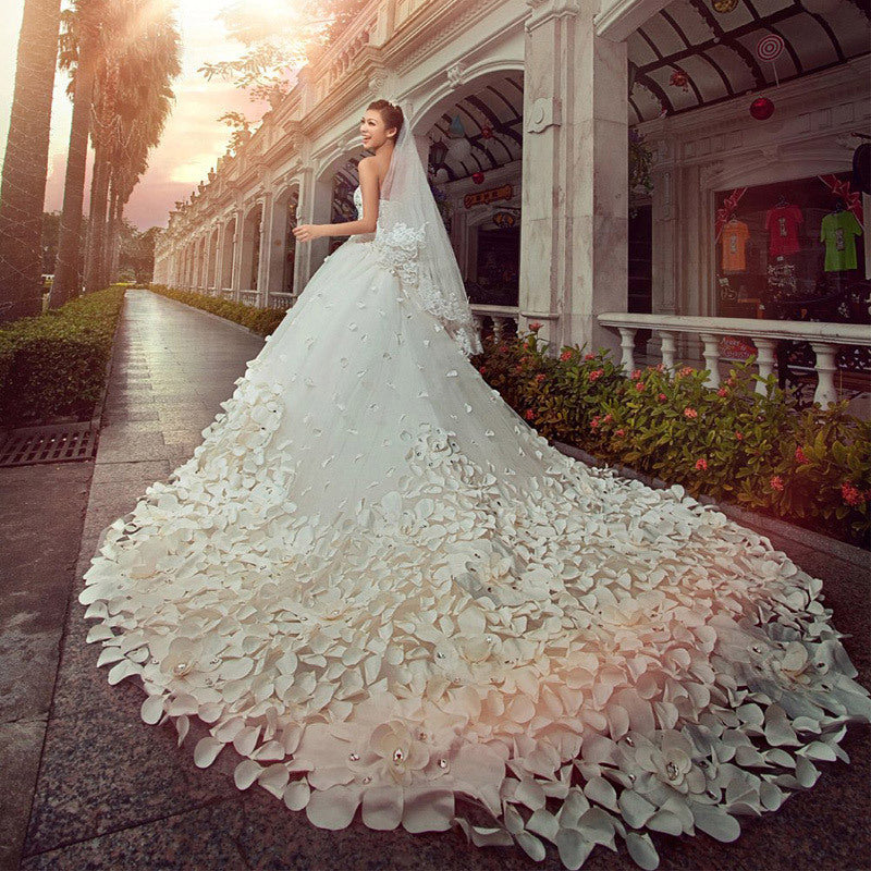 Bridal Fashion Simple Trailing Wedding Dress Image 4