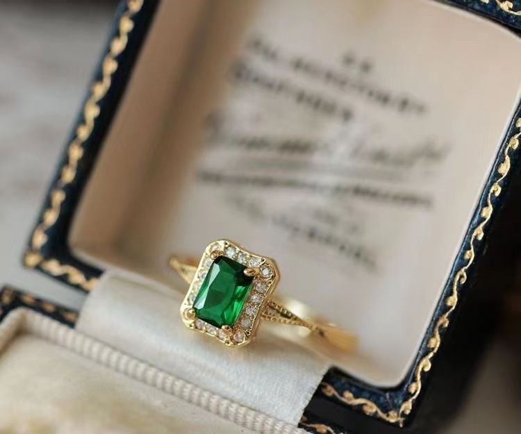 Court Retro Emerald Zirconium Diamond Ring Image 8