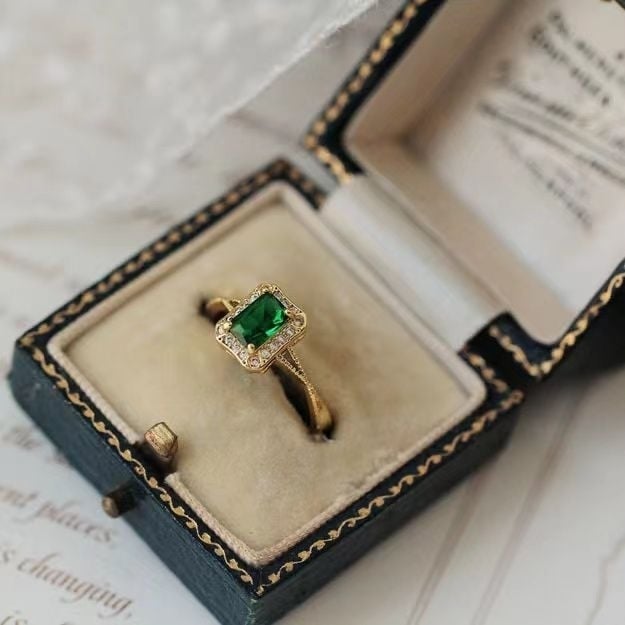 Court Retro Emerald Zirconium Diamond Ring Image 10