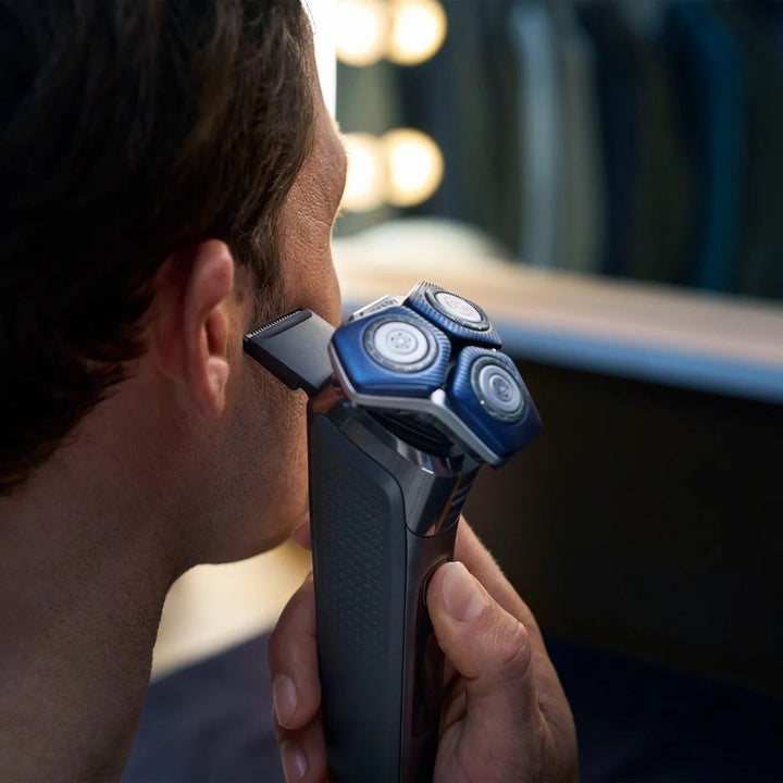 Philips Norelco Shaver 6900 with SenseIQ and Quick Clean Pod Series 6000 Image 4