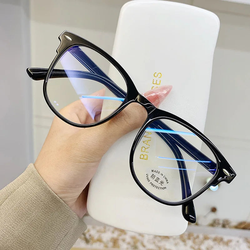 Transparent Round Anti-Blue Light Glasses for Women and Men Image 3