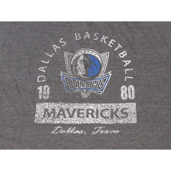 Dallas Mavericks 1980 Mens Size 6XL Gray Shirt w/ Distressed Print Image 3