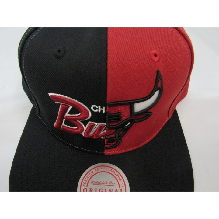 Chicago Bulls Mitchell and Ness Mens Size OSFA Snapback Flatbrim Split Hat Image 2