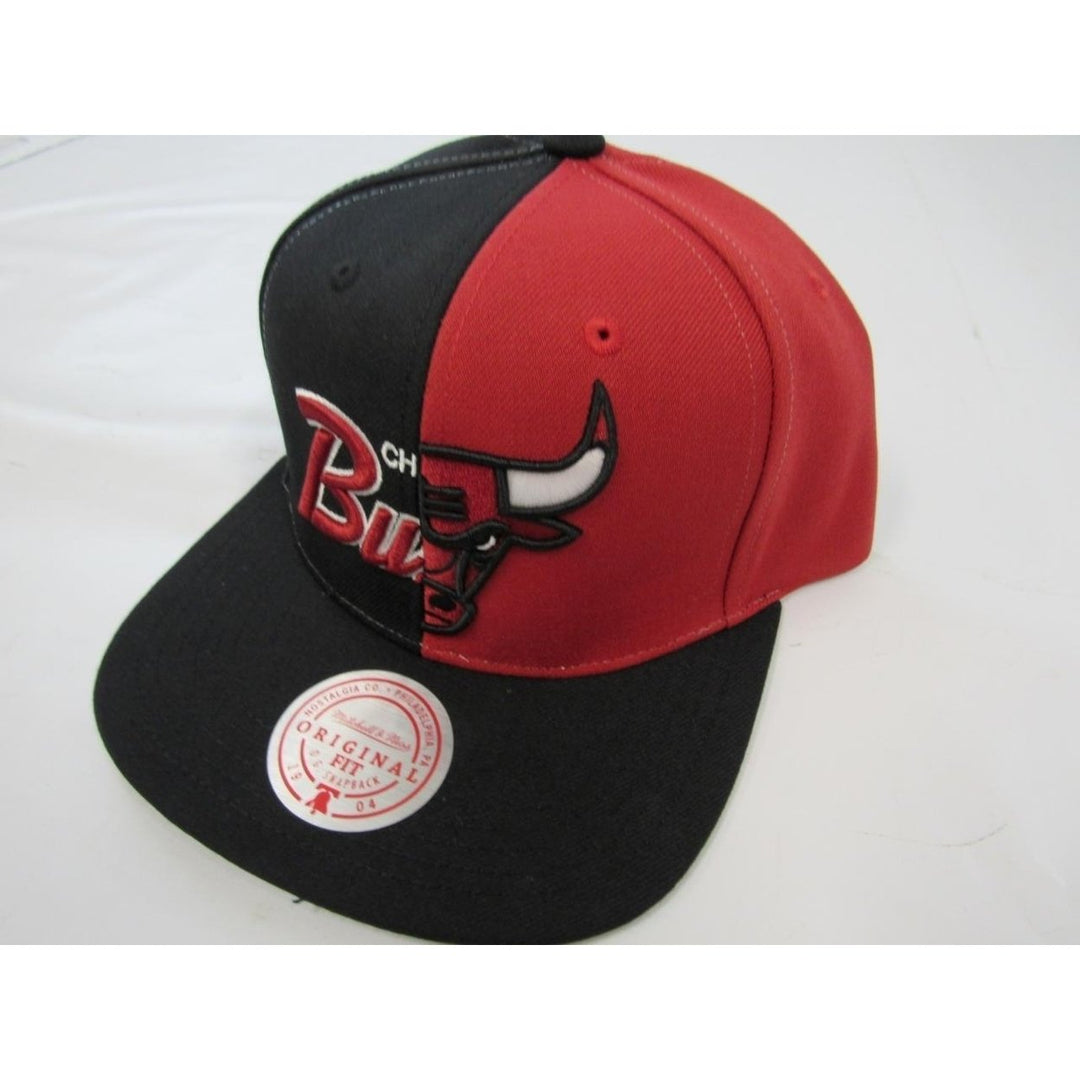 Chicago Bulls Mitchell and Ness Mens Size OSFA Snapback Flatbrim Split Hat Image 3