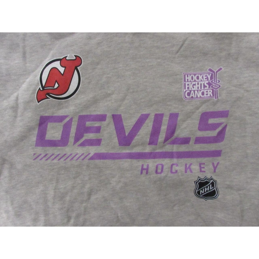 Jersey Devils "Hockey Fights Cancer" Mens Size L Light Gray Hoodie Image 3