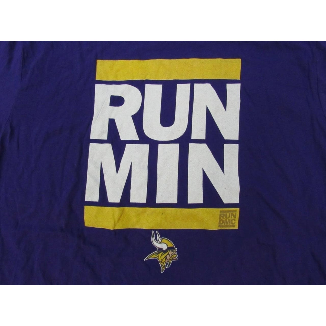 Minnesota Vikings "Run Min" Mens Size 2XL Purple Shirt w/ Distressed Print Image 3