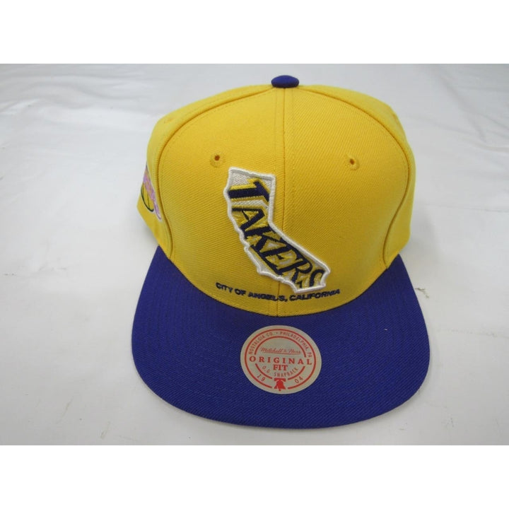 Team Insider Los Angeles Lakers Mens Mitchell and Ness Flatbrim Snapback Hat 32 Image 2