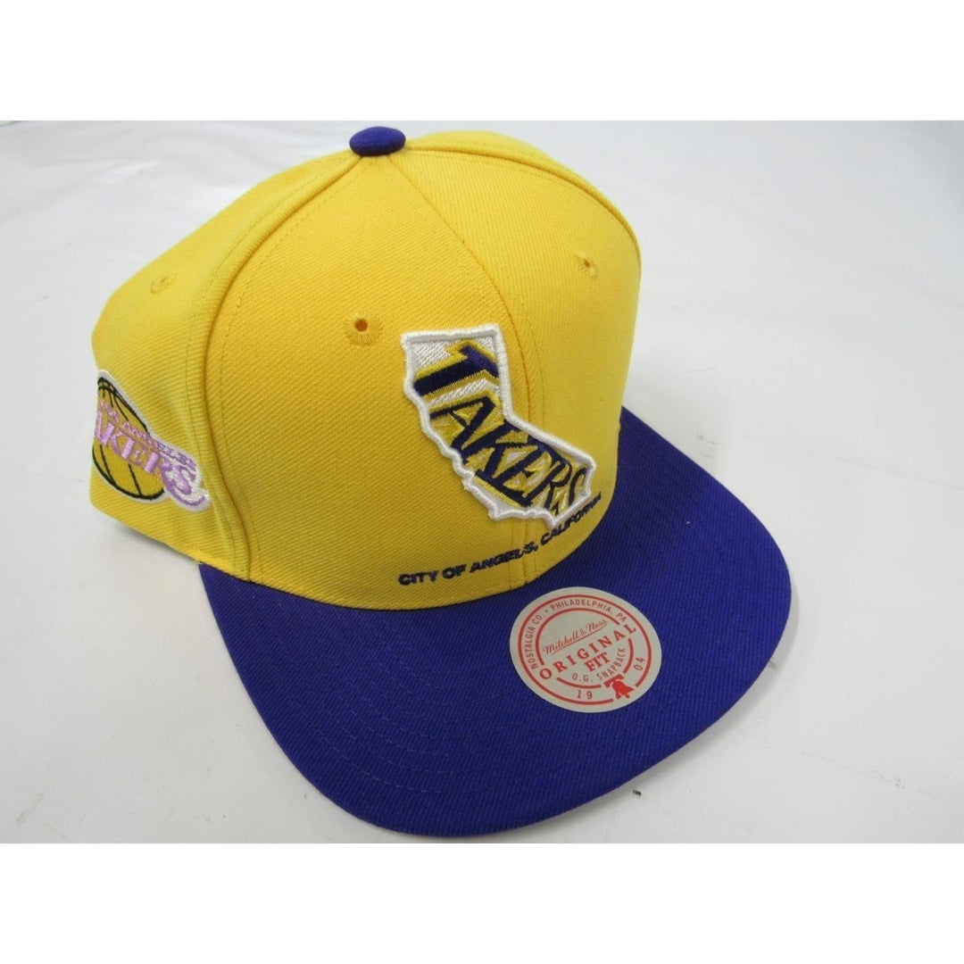 Team Insider Los Angeles Lakers Mens Mitchell and Ness Flatbrim Snapback Hat 32 Image 3