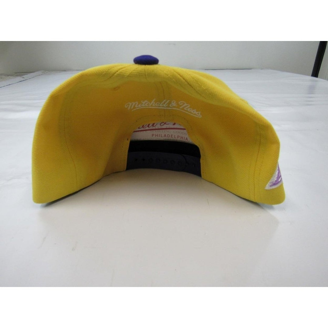 Team Insider Los Angeles Lakers Mens Mitchell and Ness Flatbrim Snapback Hat 32 Image 4