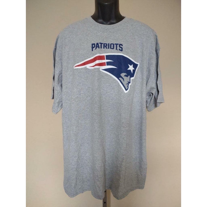 - England Patriots Mens Size 2XL Gray Majestic Shirt Image 1