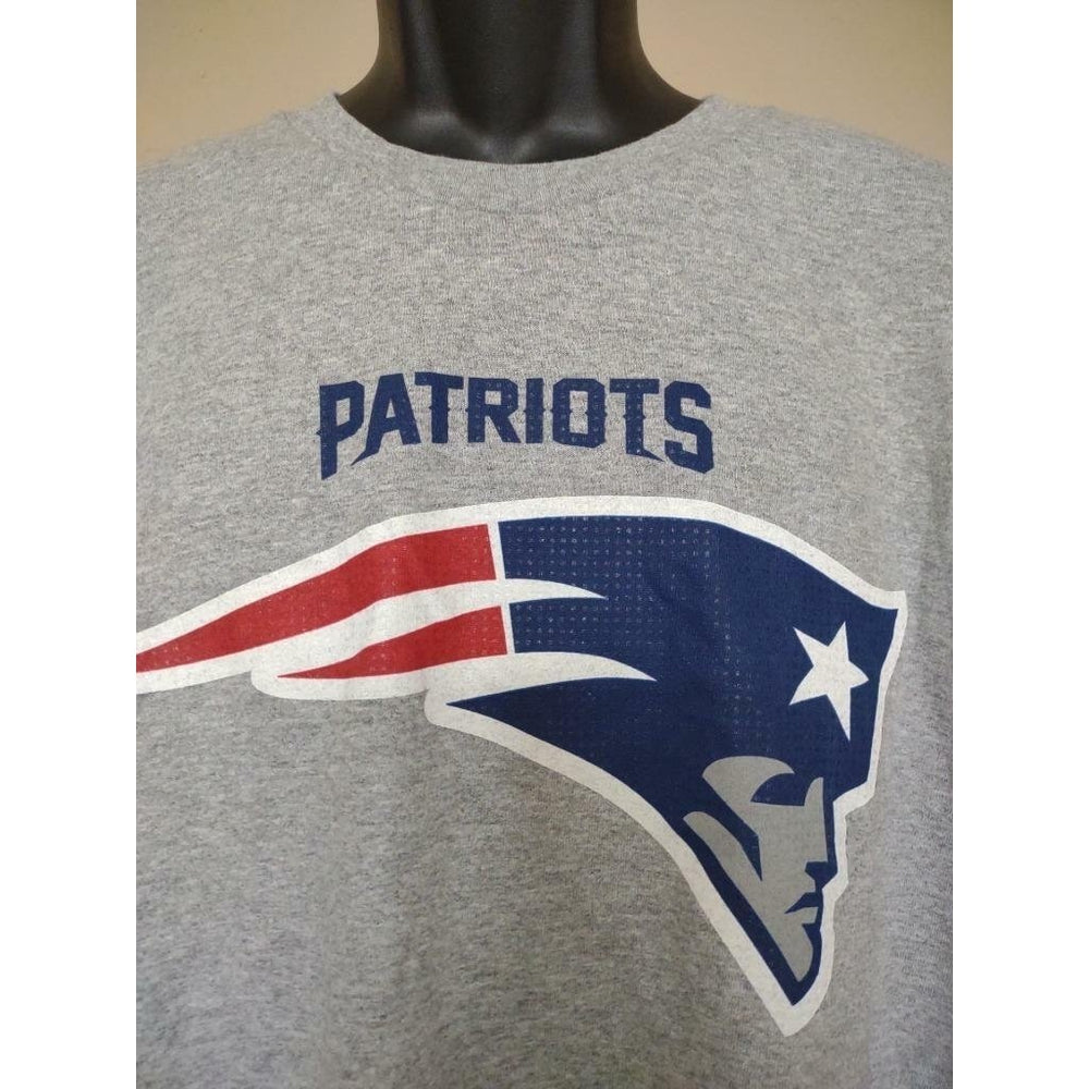 - England Patriots Mens Size 2XL Gray Majestic Shirt Image 2