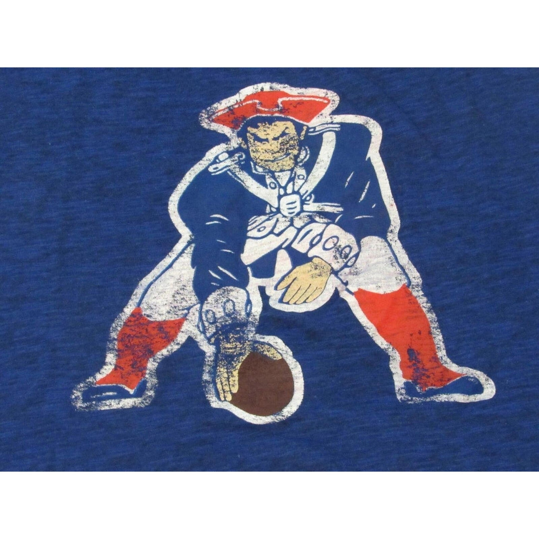 England Patriots Mens Size XL Blue Majestic Shirt w/ Distressed Print Image 3