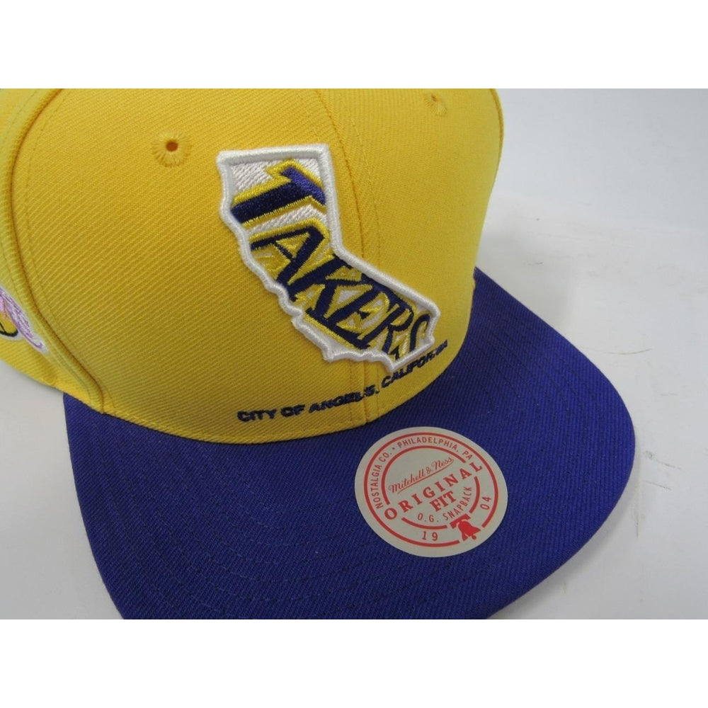 Los Angeles Lakers Mens Mitchell and Ness Flatbrim Snapback Team Insider Hat 32 Image 2