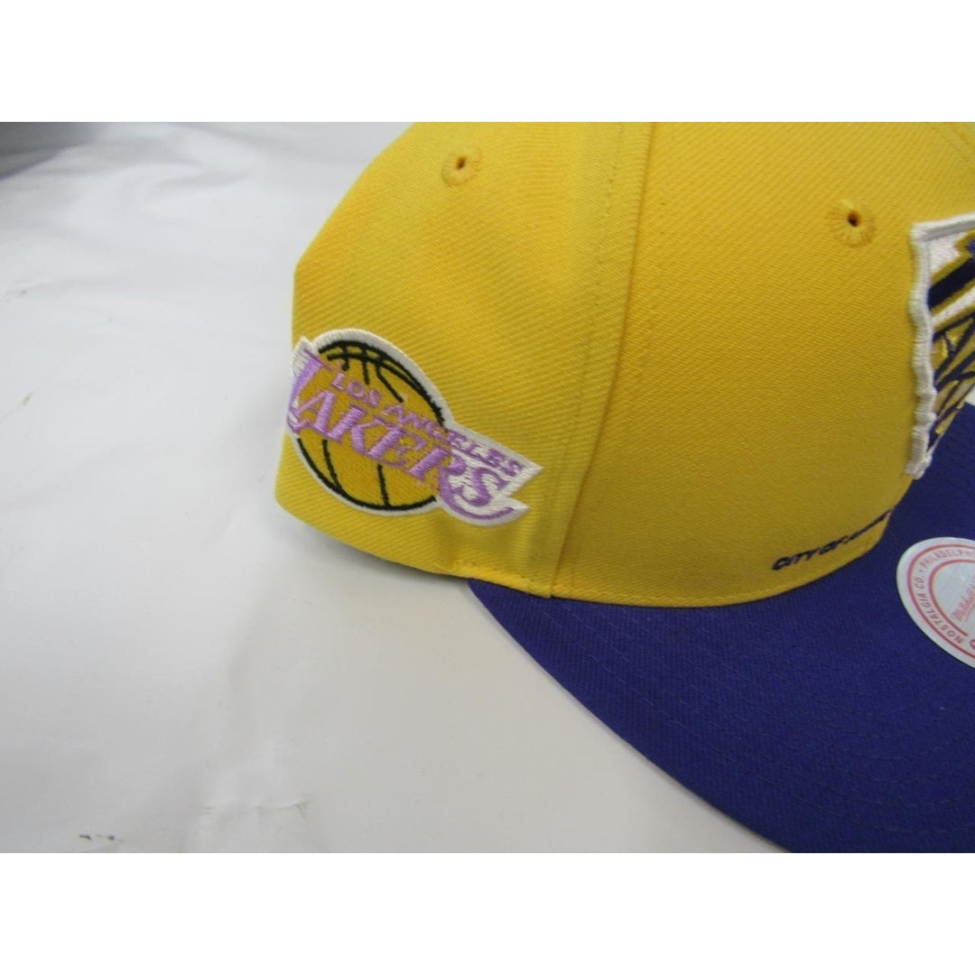 Los Angeles Lakers Mens Mitchell and Ness Flatbrim Snapback Team Insider Hat 32 Image 3