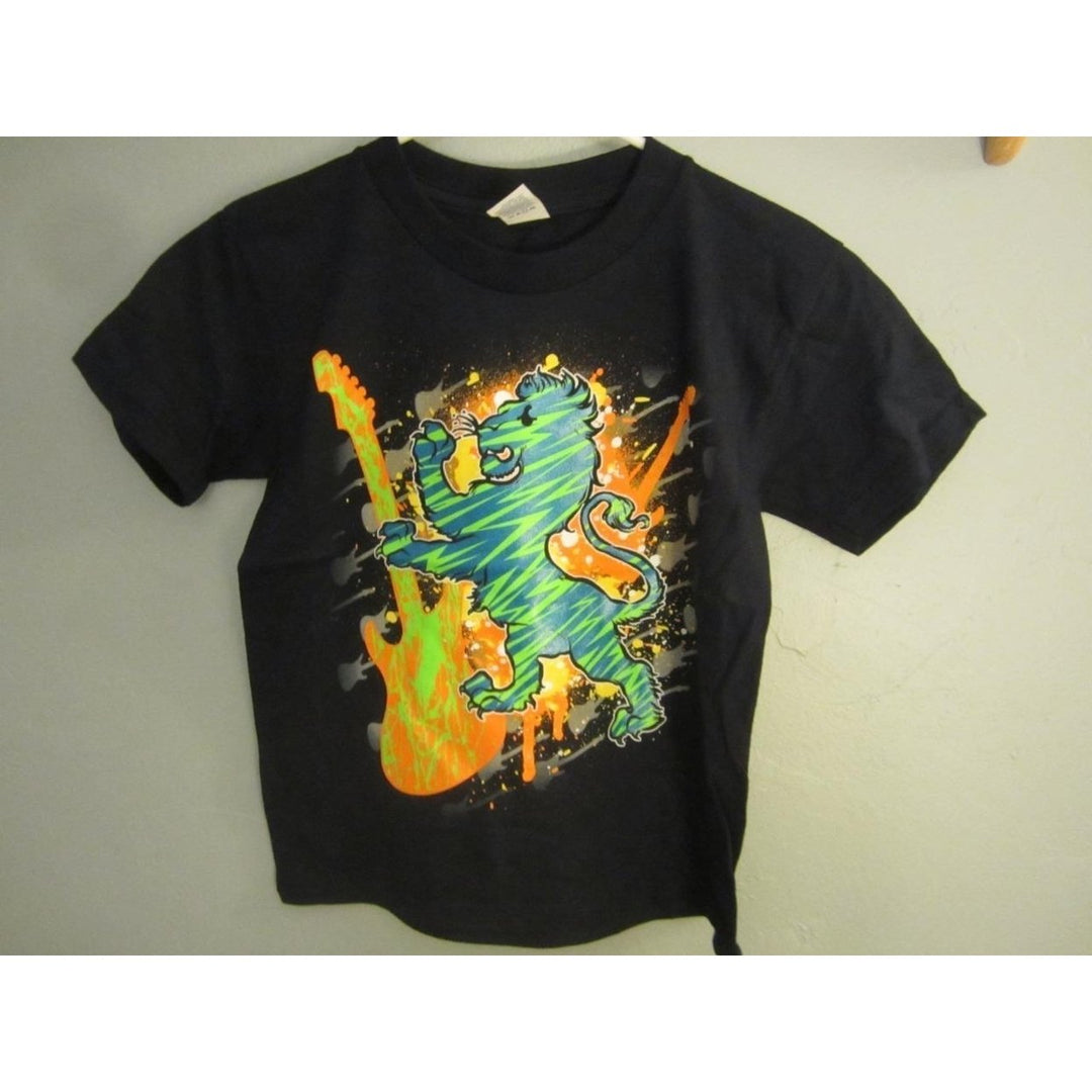 LION AND GUITAR GRAPHIC TEE KIDS SIZE M MEDIUM 68XO Image 1