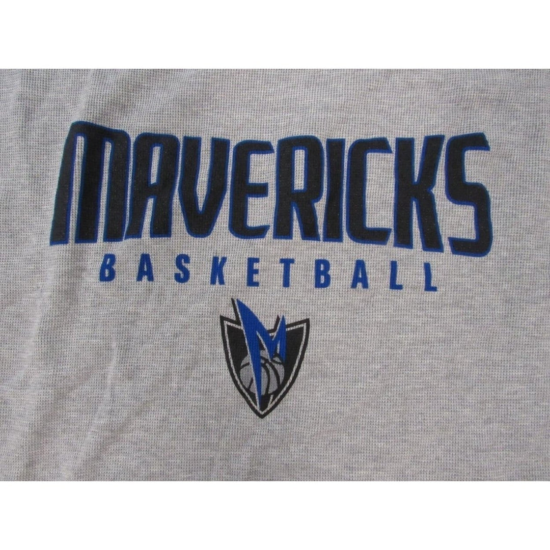 Dallas Mavericks Basketball Mens Size XL XLarge Gray Long Sleeved Shirt Image 3