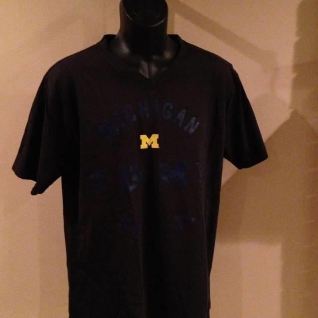 - MICHIGAN WOLVERINES LARGE (L) By Majestic Black T-Shirt 39iX Image 1