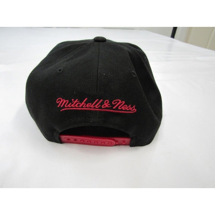 Chicago Bulls Mens OSFA Mitchell and Ness Flatbrim Snapback Black Hat 32 Image 3