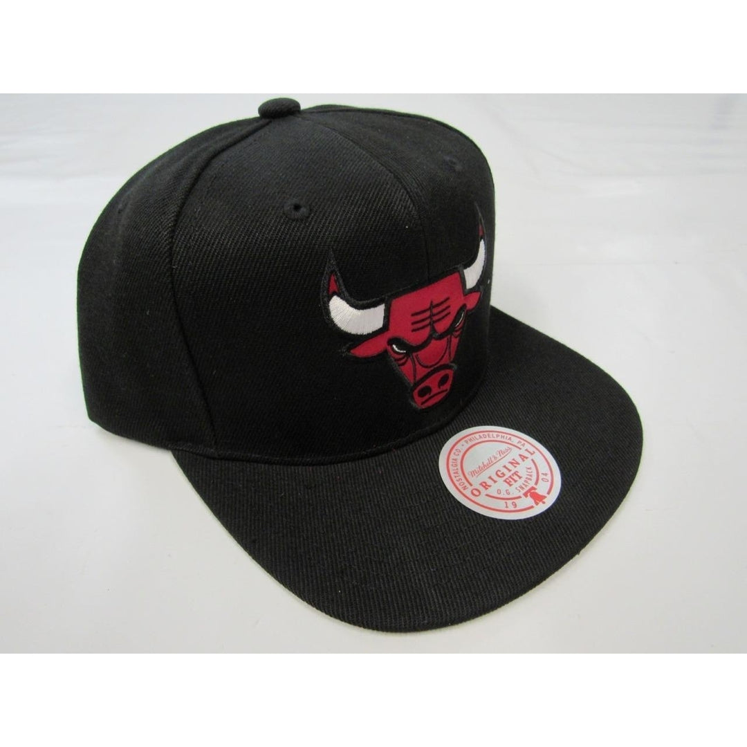 Chicago Bulls Mens OSFA Mitchell and Ness Flatbrim Snapback Black Hat 32 Image 4